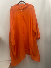 Load image into Gallery viewer, Linen Button Down Shirt